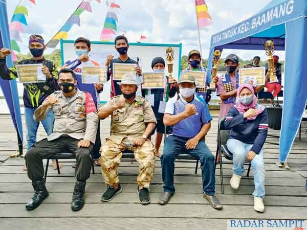 Balap Perahu Ces di Desa Tinduk