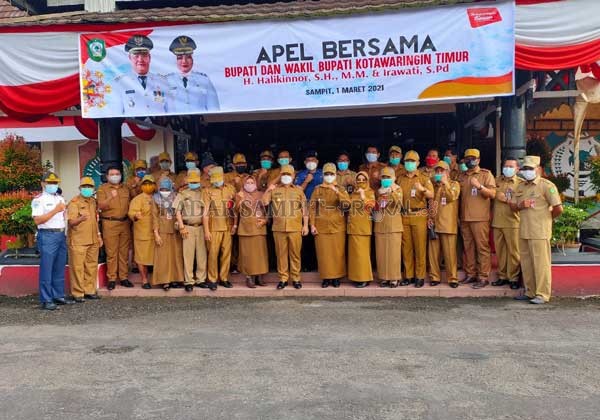 Bupati Kotim Halikinnor berfoto bersama Kepala SOPD