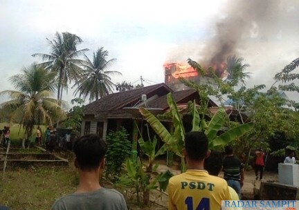 Rumah dan gedung walet terbakar