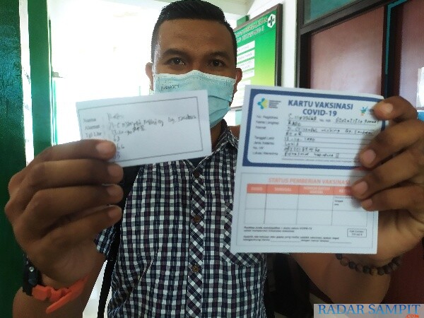 Salah seorang wartawan bersiap akan mengikuti vaksinasi Covid-19 di Puskesmas, Ketapang II Sampit