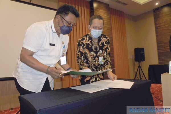 Kepala BPJS Ketenagakerjaan Sampit Mulyono Adi Nugroho dan Kepala DPMPTSP Kotim Johny Tangkere