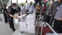 Petugas memperlihatkan uang pecahan seratus ribu rupiah barang sitaan kasus dugaan suap terkait izin ekspor benih lobster