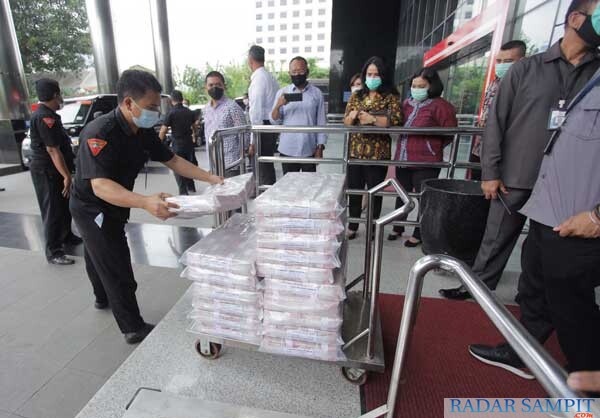 Petugas memperlihatkan uang pecahan seratus ribu rupiah barang sitaan kasus dugaan suap terkait izin ekspor benih lobster