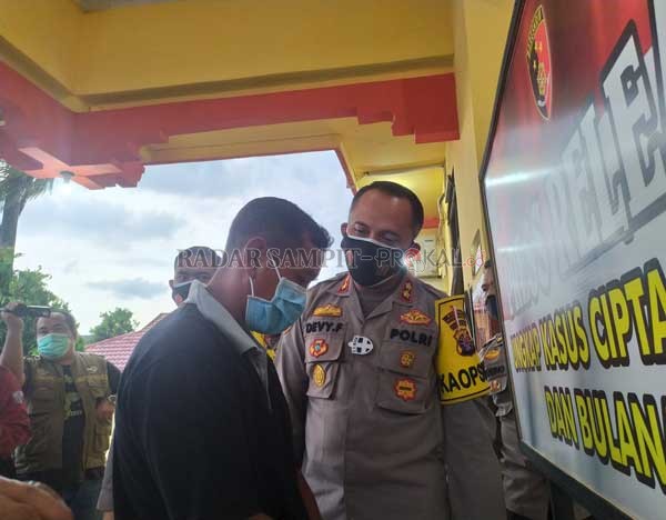 Kapolres Kobar AKBP Devy Firmansyah saat menunjukkan tersangka pelanggaran protokol kesehatan