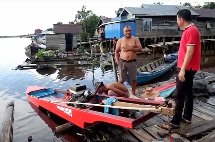 Salah satu perahu ces milik calon peserta di Desa Terantang yang akan diikutkan lomba.(DOK.RADAR SAMPIT)