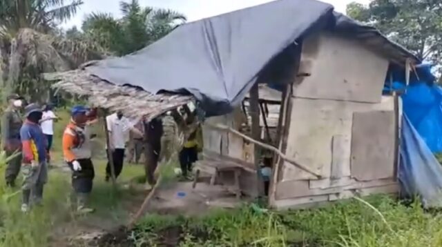 Petugas gabungan membongkar warung remang-remang di Jalan Moh Hatta Sampit,