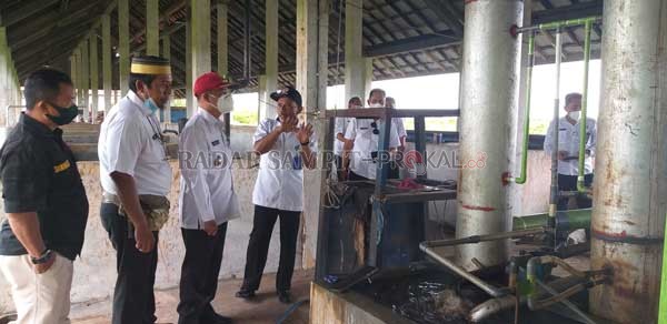 Bupati Seruyan Yulhaidir saat mengunjungi TPA