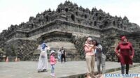 Pengunjung berfoto saat berlibur dan jalan-jalan di kawasan Candi Borobudur
