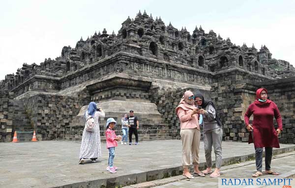 Pengunjung berfoto saat berlibur dan jalan-jalan di kawasan Candi Borobudur