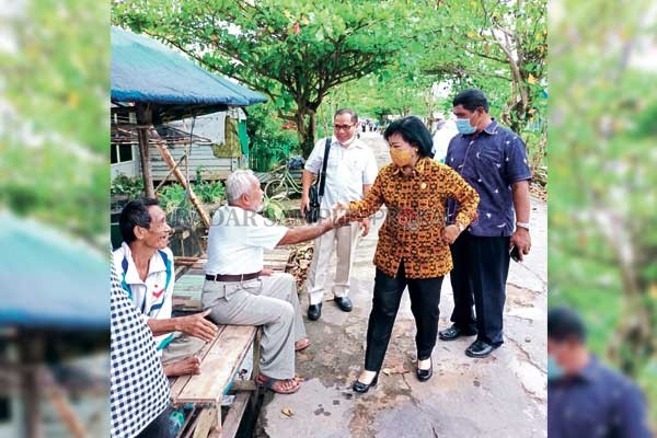 Ketua DPRD Kotim, Rinie Anderson bersama dengan Ketua Komisi III Sanidin dan Rambat melaksanakan reses di daerah pemilihannya.(RADO/RADAR SAMPIT)