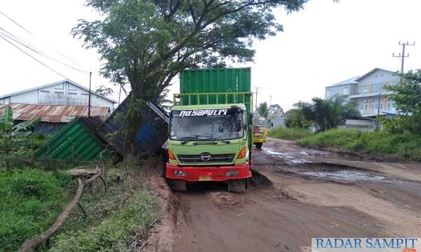 Dua kontainer terbalik di sisi kiri Jalan Moh Hatta, Lingkar Selatan, Kecamatan MB Ketapang