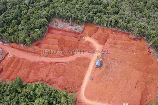 Tambang galian C ilegal di Desa Bukit Raya, Kecamatan Cempaga Hulu, yang merusak hutan. Kabarnya kasus ini sudah ditangani Mabes Polri.(IST/RADAR/SAMPIT)