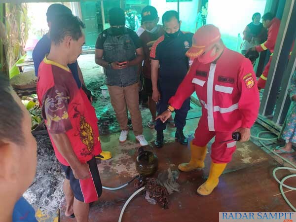 Kabid Damkar saat memberikan edukasi cara penanganan kebakaran