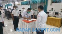 Bupati Kotim Halikinnor menyaksikan penandatanganan berita acara pelantikan Plt di Lingkup Pemkab Kotim, Rabu (3/3).(YUNI/RADAR SAMPIT )