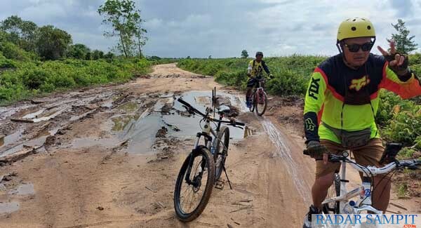 Kondisi jalan Desa Tanjung Putri, Kecamatan Arsel, Kabupaten Kobar