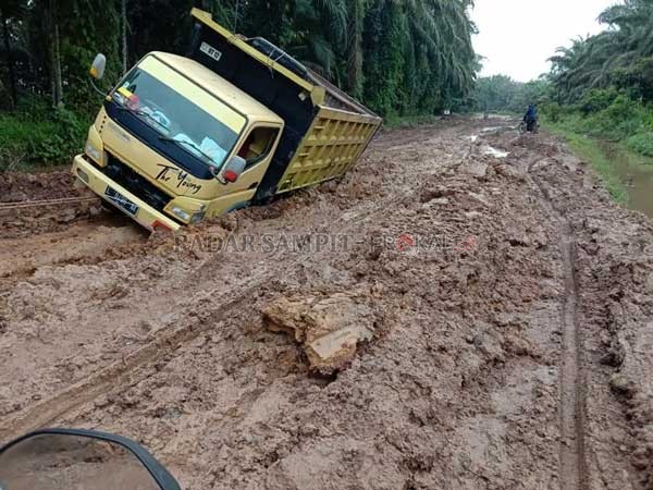 Kondisi Jalan Desa Tanjung Hara, Kecamatan Danau Seluluk