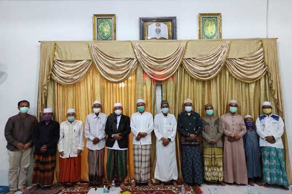 Jemaah bersama pengurus Masjid Al-Fitrah Kota Palangka Raya
