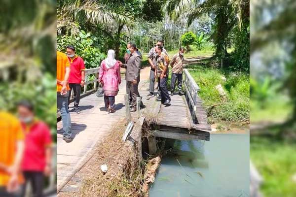 Jembatan penghubung antara dusun 1 dan dusun 2 di Desa Sungai Melawen