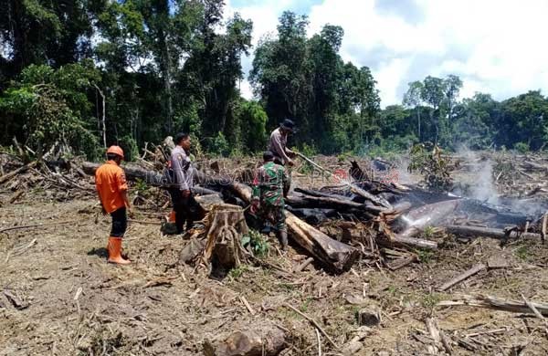 Polsek Katingan Hilir Berjibaku Padamkan Api