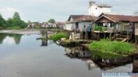 Salah satu kawasan kumuh di sekitar bantaran anak Sungai Mentaya