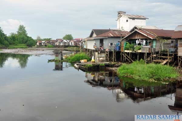 kawasan-kumuh-di-kotim Salah satu kawasan kumuh di sekitar bantaran anak Sungai Mentaya