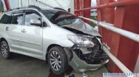 Sebuah mobil merk Innova dalam keadaan rusak parah dibagian depan setelah menabrak pagar jembatan Pulau Telo