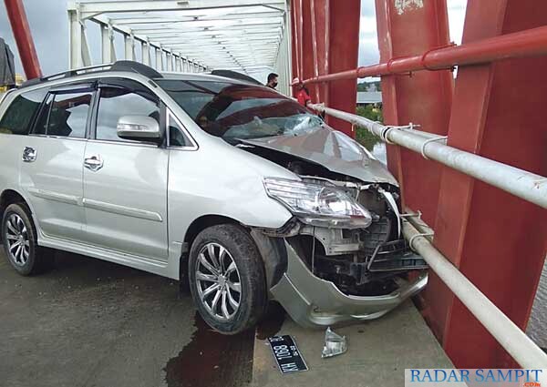 Sebuah mobil merk Innova dalam keadaan rusak parah dibagian depan setelah menabrak pagar jembatan Pulau Telo