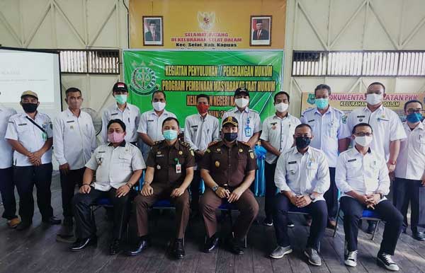 Kejari Kapuas berfoto bersama peserta seusai kegiatan pemahaman tentang hukum di aula Kelurahan Selat Dalam