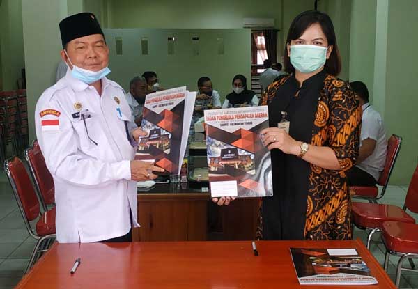 Kepala Bappenda Kotim Marjuki bersama Branch Manager Mandiri Sampit Antasari