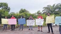 AKSI LANJUTAN: Warga Jalan Hiu Putih, Badak, dan Banteng, kembali melakukan aksi protes terhadap mafia tanah di Palangka Raya, Kamis (4/3).(DODI/RADAR SAMPIT)