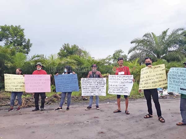 AKSI LANJUTAN: Warga Jalan Hiu Putih, Badak, dan Banteng, kembali melakukan aksi protes terhadap mafia tanah di Palangka Raya, Kamis (4/3).(DODI/RADAR SAMPIT)