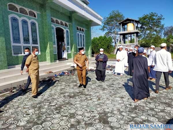 Bupati Kotim Halikinnor keluar dari Masjid Darul Ma'rifah
