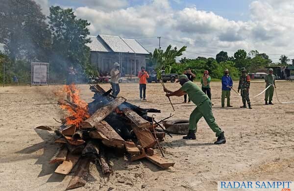 Pelatihan pemadaman kebakaran hutan dan lahan di Desa Kujan, Kabupaten Lamandau