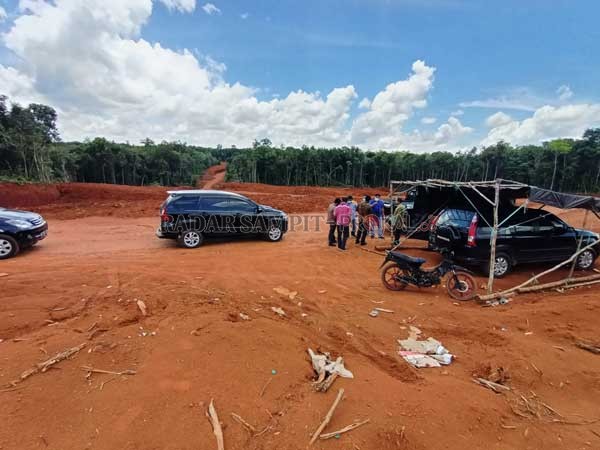 DIHENTIKAN: Tim dari Pemkab Kotim turun ke lokasi penambangan galian C di Desa Bukit Raya, Kecamatan Cempaga, Kotim, Kamis (4/3).