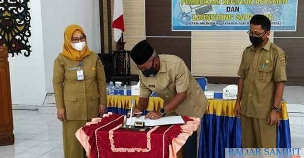 peluncuran-aplikasi-SIDA-Kobar Sekda Kobar Suyanto menandatangani peluncuran secara resmi aplikasi SAPA SIDA