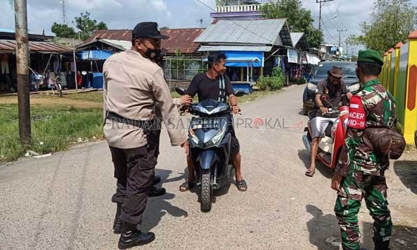 Personel Polsek Kapuas Murung dan TNI memberikan teguran kepada warga