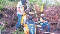 Sejumlah warga Kotawaringin Barat saat menjalankan ritual meminta hujan