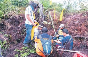 Sejumlah warga Kotawaringin Barat saat menjalankan ritual meminta hujan