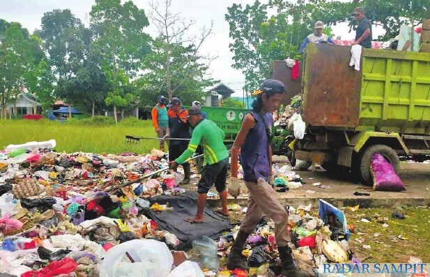 Empat Truk Pengangkut Sampah di sampit Rusak