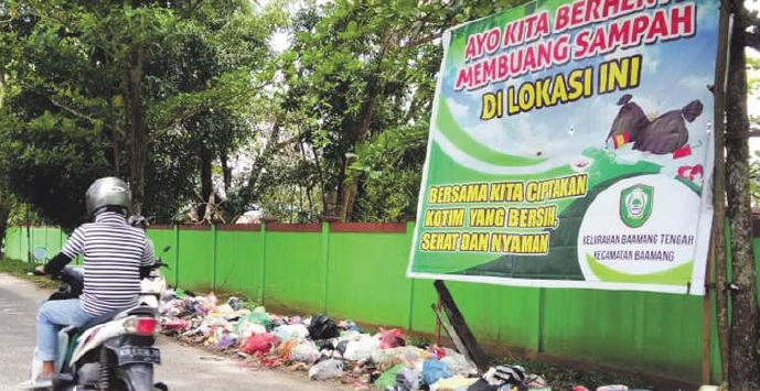 Tumpukan sampah yang dibiarkan berserakan di Jalan Ki Hajar Dewantara