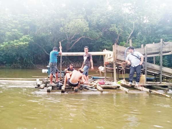 ILEGAL: Satreskrim Polres Lamandau menggerebek lokasi penambangan emas ilegal di kawasan Sungai Lamandau, tepatnya di Desa Penopa, Kecamatan Lamandau.(ISTIMEWA/RADAR SAMPIT ILEGAL: Satreskrim Polres Lamandau menggerebek lokasi penambangan emas ilegal di kawasan Sungai Lamandau, tepatnya di Desa Penopa, Kecamatan Lamandau.(ISTIMEWA/RADAR SAMPIT