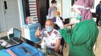 Kepala UPBU Iskandar Pangkalan Bun Zuber usai disuntik vaksin