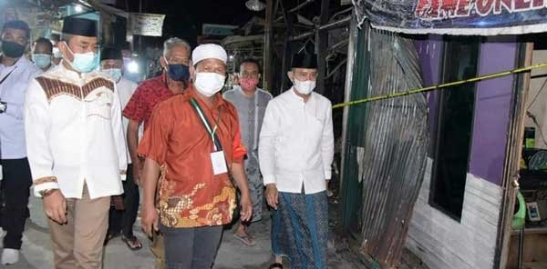 Wali Kota Palangka Raya Fairid Naparin menyambangi korban kebakaran