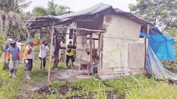 Petugas gabungan membongkar warung remang-remang di Jalan Moh Hatta Sampit,