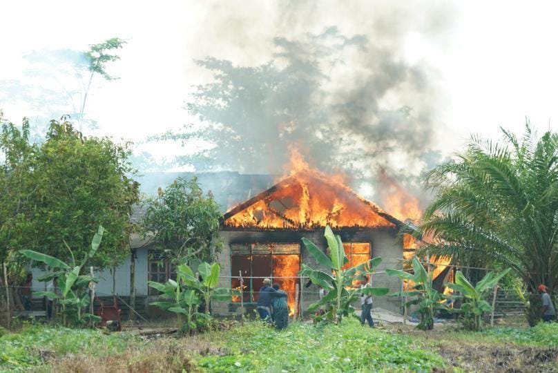 Rumah Hangus Terbakar