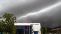 Awan hitam di atas gedung Radar Sampit