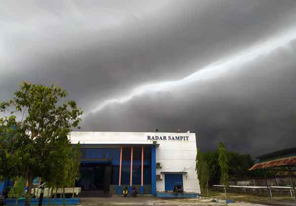 Awan hitam di atas gedung Radar Sampit