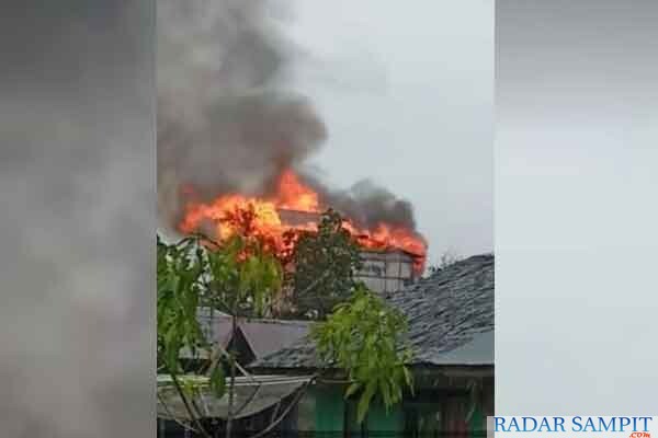 Gedung walet di Desa Pelangsian terbakar disambar petir