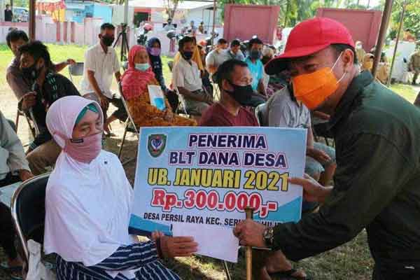 Serahkan BLT-DD di Persil Raya