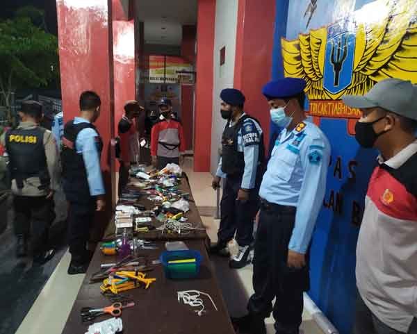 napi-ketahuan Napi Ketahuan Sembunyikan Ponsel dan Sajam